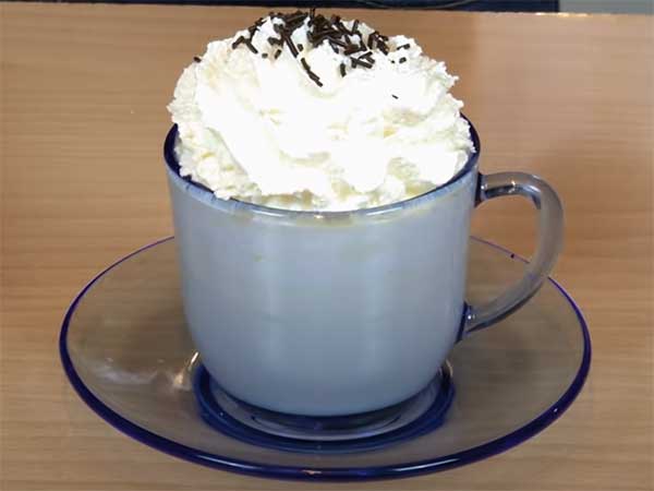 Chocolate Blanco Caliente con Chantilly | Chocorecetas